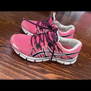 Basic ASIC running shoes